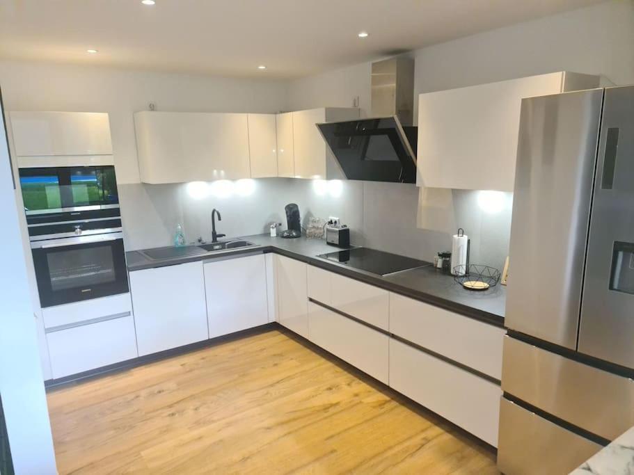 Kernsan. Souterrain-wohnung 60qm Mit Pool Blick *