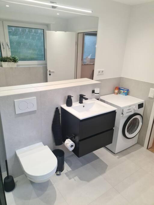 Kernsan. Souterrain-wohnung 60qm Mit Pool Blick * Krefeld